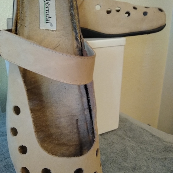 Shoe - Picture 3 of 3